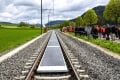 La solución para las renovables estaba debajo de los trenes: Europa empieza a probarla