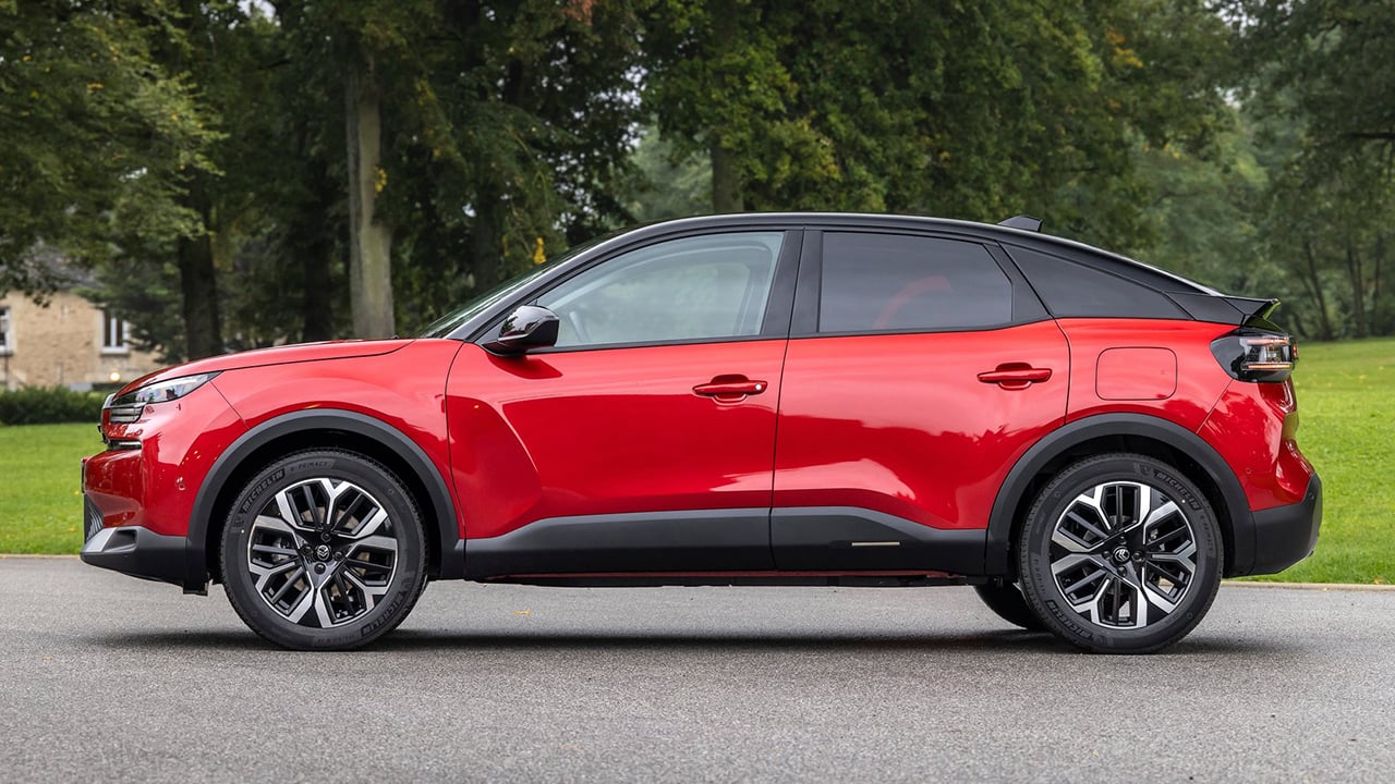 El SEAT León de Dacia existe, se fabrica en España, tiene diseño a lo Stepway y, con 8.200 € de descuento, es el mejor anti-SUV barato
