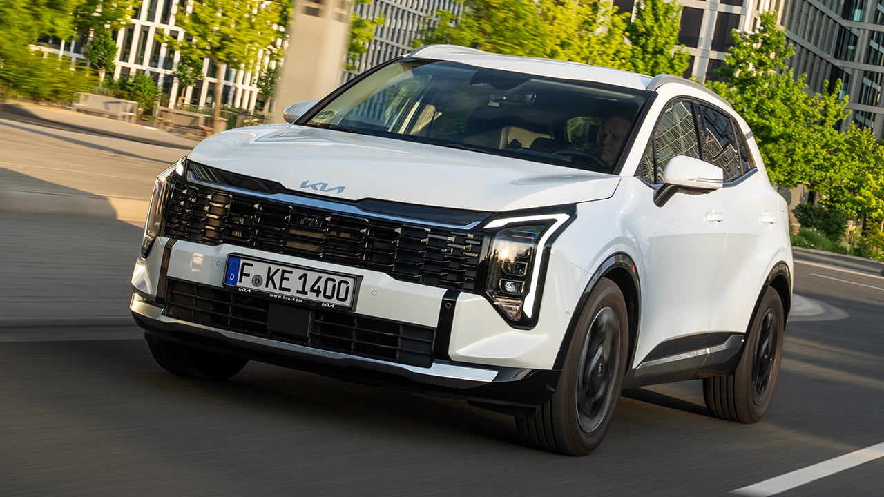 KIA deja al Toyota Corolla Cross fuera de juego, el Sportage híbrido baja 8.400 € y no solo es más barato, también gana en potencia