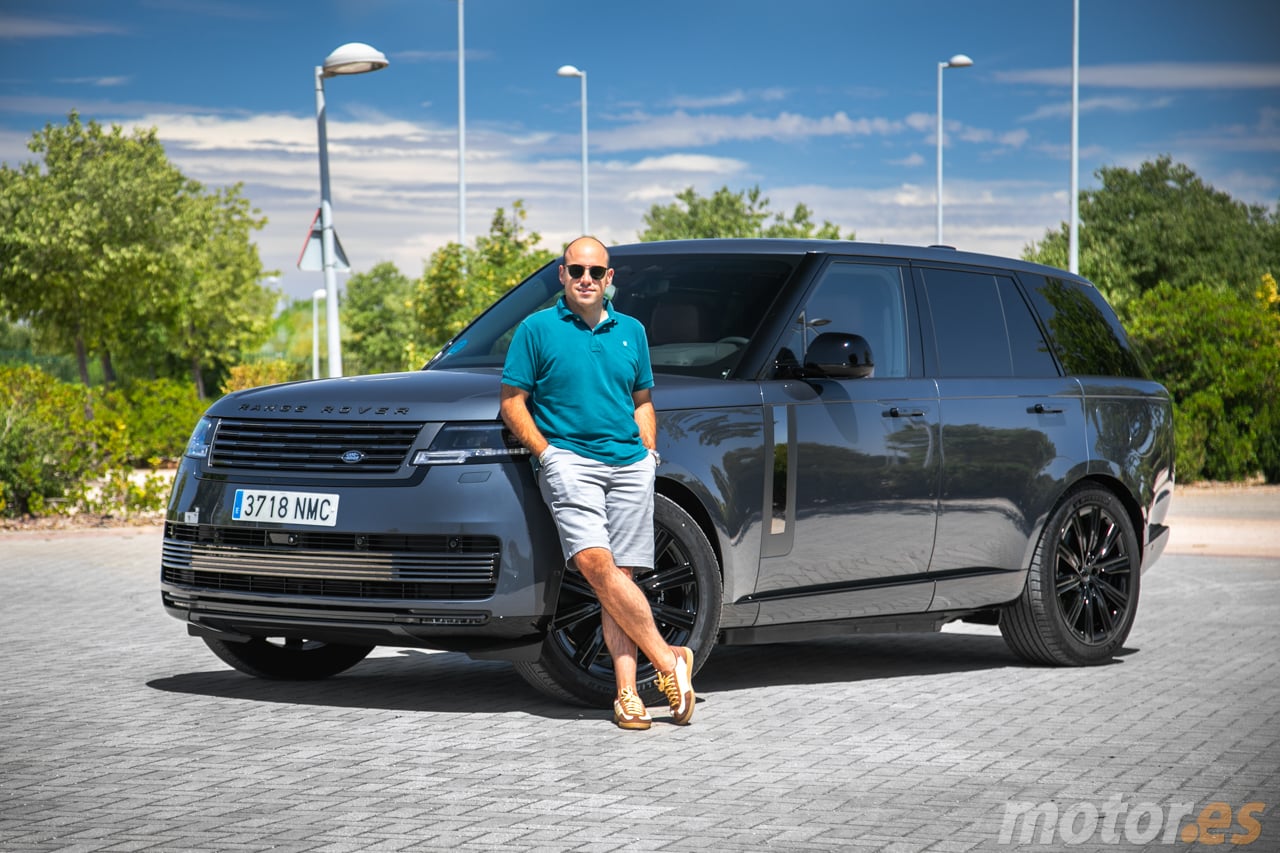 Un Range Rover SV parcheggiato in un parcheggio, con design elegante e dettagli raffinati, in un contesto urbano