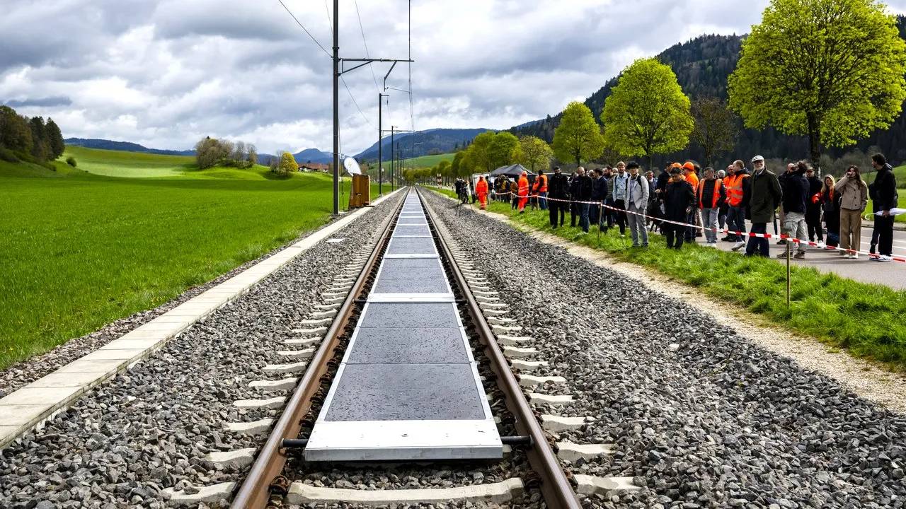 La soluci&oacute;n para las renovables estaba debajo de los trenes: Europa empieza a probarla