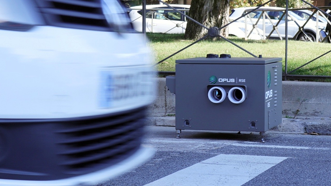 Mientras las ZBE se tambalean en los tribunales, la DGT trabaja con un radar que multa por lo que sale de tu escape