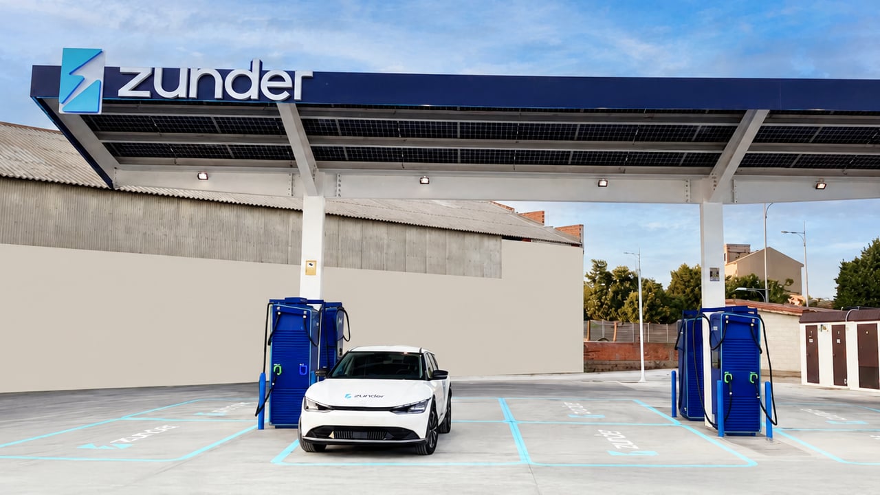 Una mappa con diversi punti di ricarica in una strada, con auto elettriche parcheggiate vicino, in un paese spagnolo