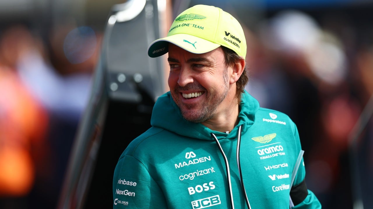 Aston Martin hace sonreír a Fernando Alonso; Honda le hace dudar