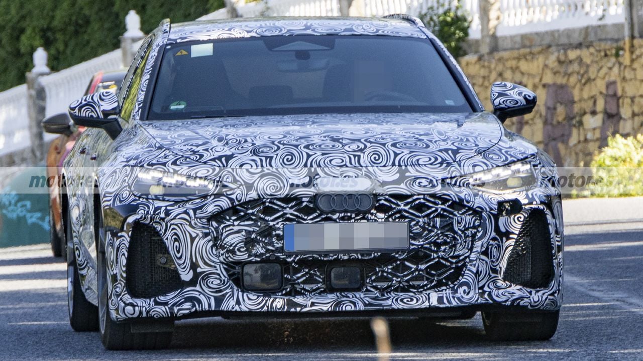 Un'auto sportiva con design aggressivo e tecnologia ibrida, con dettagli di design e componenti tecnologici visibili