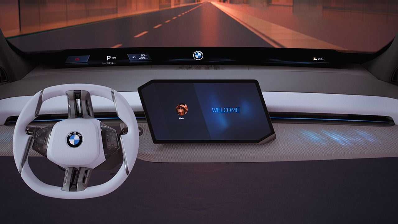 Interior di un BMW con schermi e controlli digitali, senza pulsanti fisici