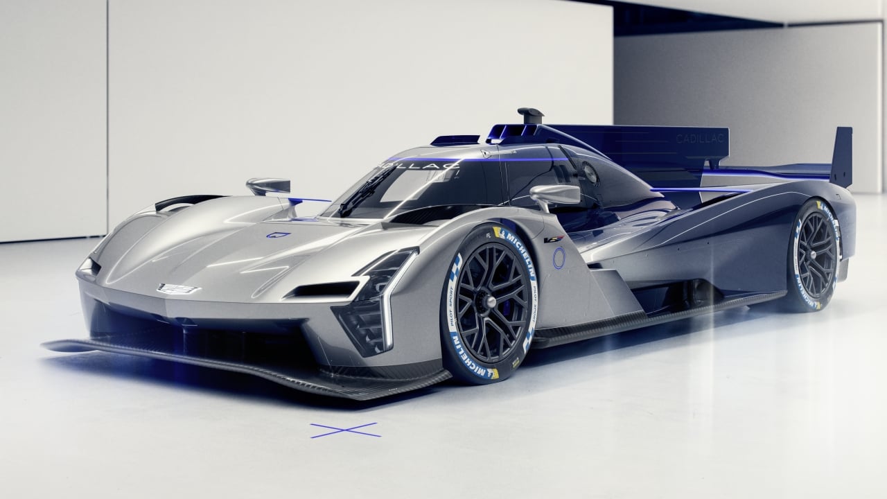 Cadillac mostra il V-ONE, un'auto da corsa con design ispirato ai prototipi da competizione, in mostra a Monterey durante il Car Week e The Quail