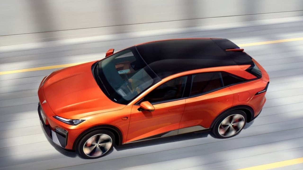 SUV elettrico con design moderno, tecnologia avanzata e prestazioni elevate, disponibile a 45.990 €