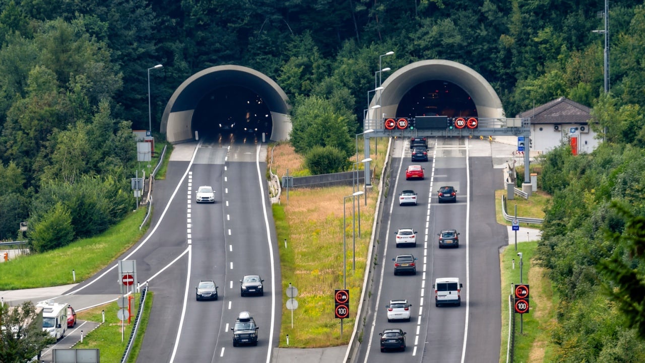 Autostrada con segnali di limitazione di velocità, auto elettrica che viaggia a 130 km/h, Austria