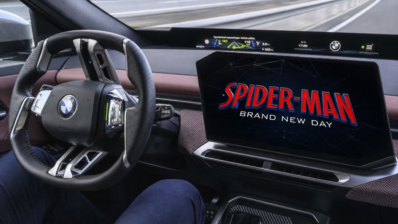 Comprar un BMW ya no te libra de la publicidad: Spider-Man llega hasta la pantalla central