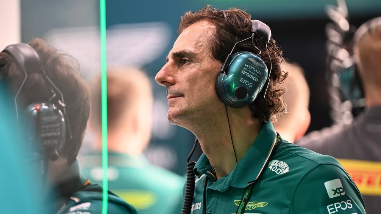 Pedro De la Rosa e altri piloti in un test di Formula 1, con auto e pista in primo piano
