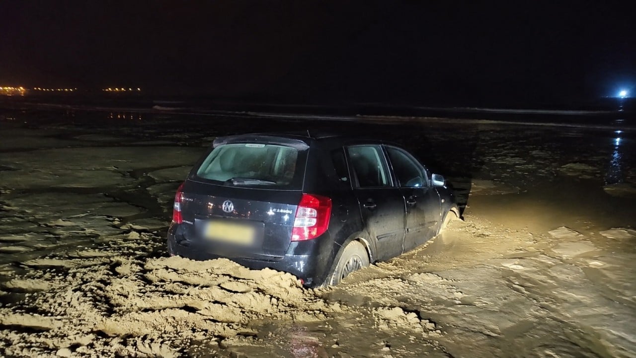 El GPS le prometió un camino y acabó en plena playa: un coche queda atrapado de madrugada en Gales