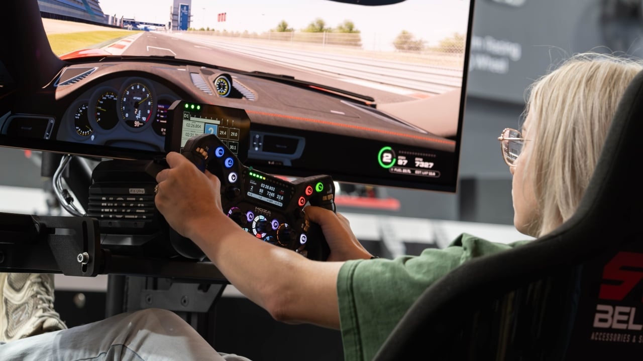 MOZA presenta un sistema di IA che ti insegna a guidare muovendo il volante e i pedali durante una demostrazione