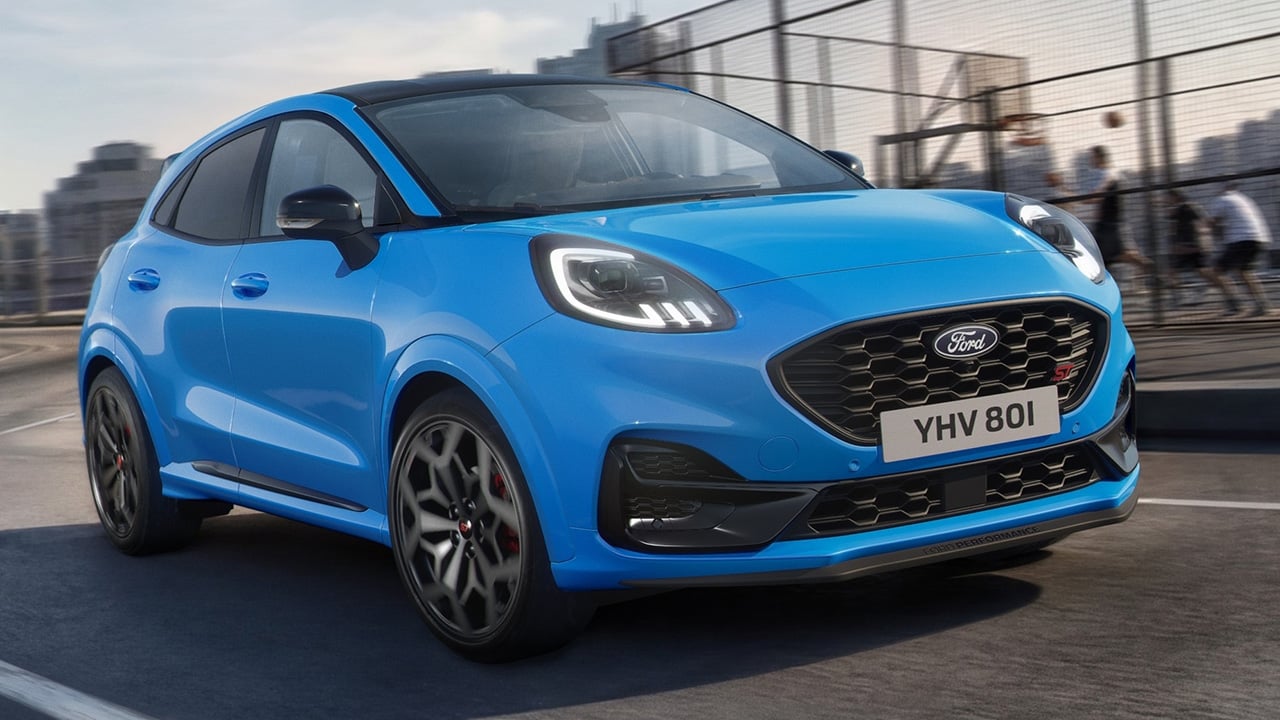 SUV Ford Puma ST Edition con colorazione azura e dettagli sportivi, in strada