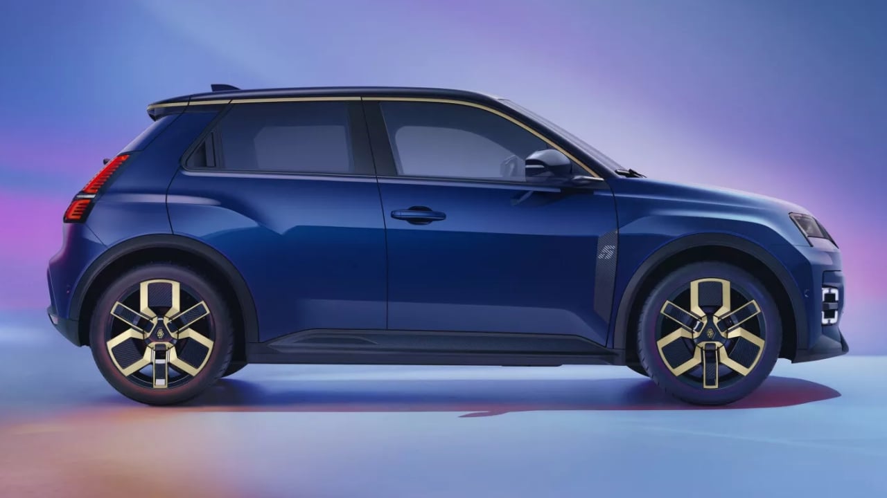 Renault presenta il 5 E-Tech con design retro e miglioramenti, con carroceria azul oscuro e llantas dorate