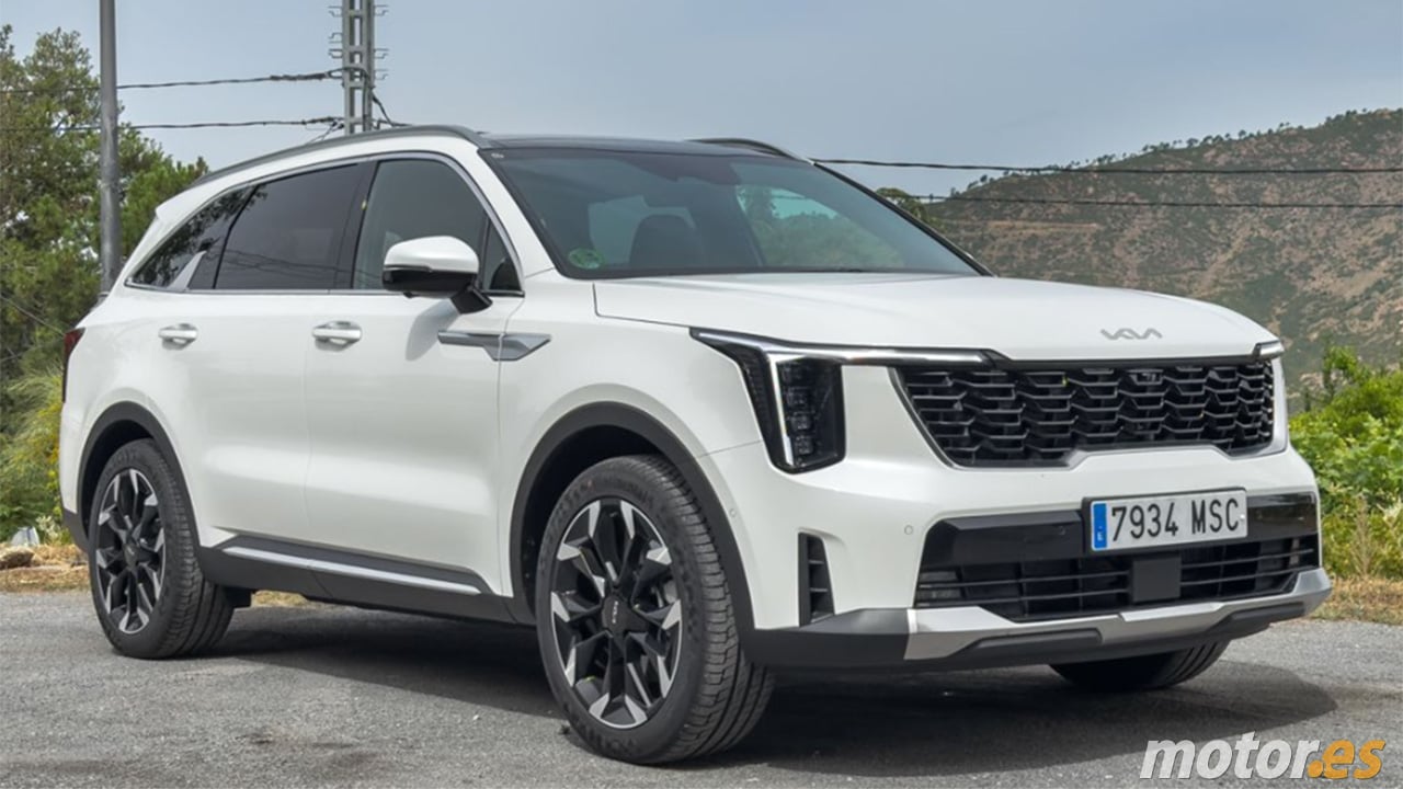SUV KIA Sorento 2027 con motori ibridi, potenza fino a 288 CV e autonomia elettrica di 55 km