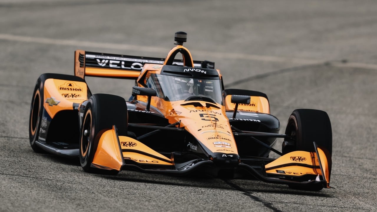 La prima gara di IndyCar a Milwaukee è posticipata a domenica a causa della pioggia, i piloti si preparano a un programma esteso, immagine di approfondimento
