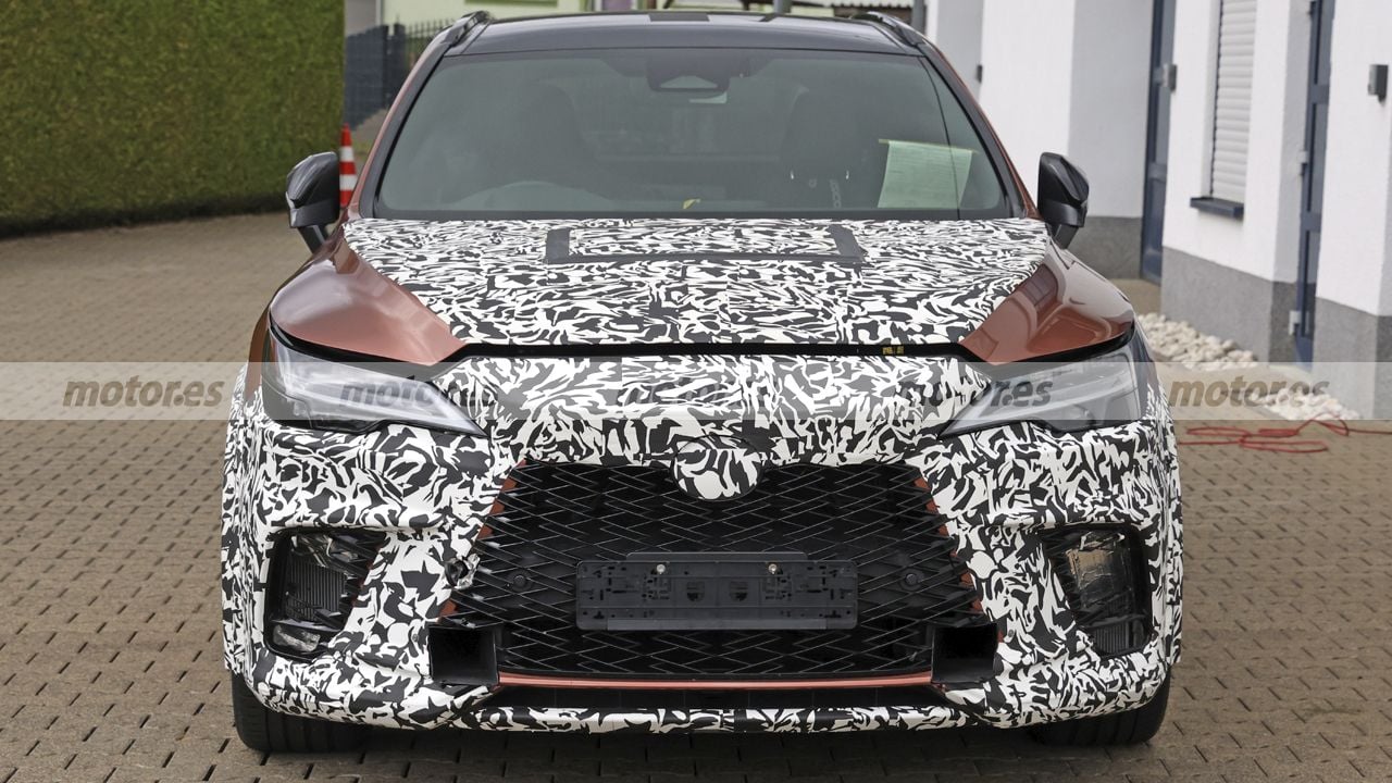Un SUV sportivo di alta prestazione con design aggressivo e potenza elevata, in prova in un'area di test
