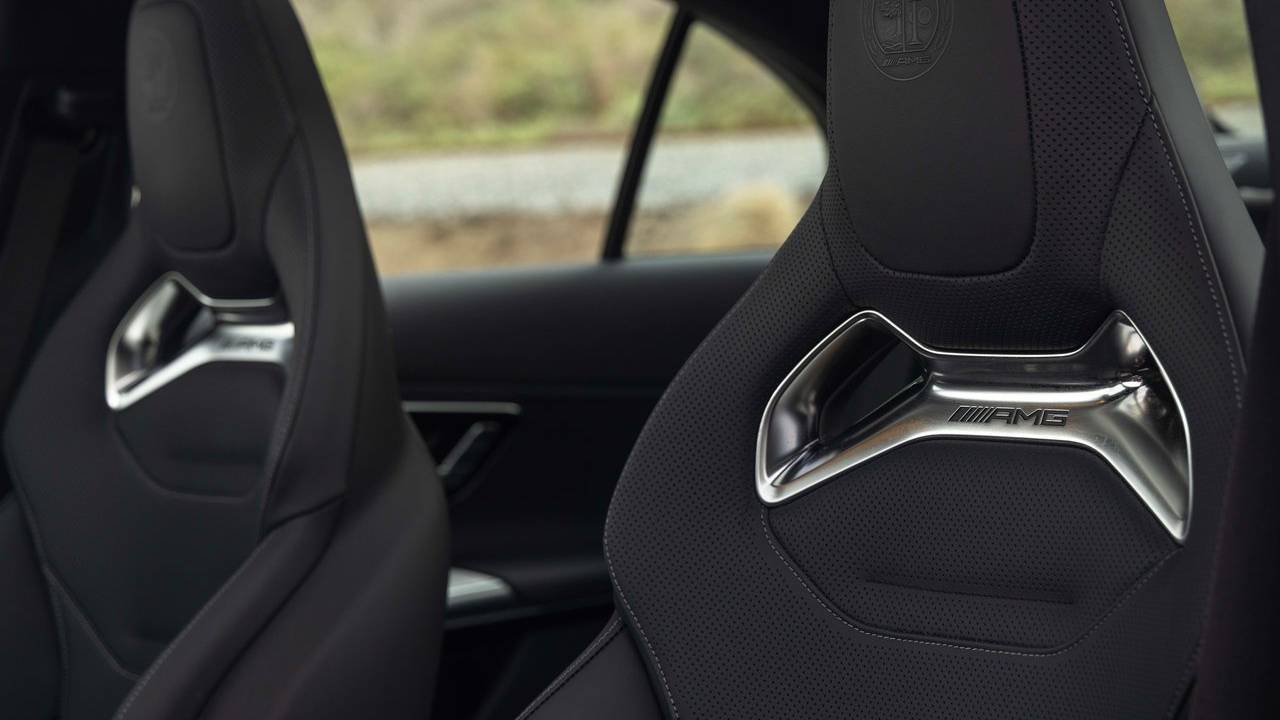 Due conducenti con ustioni di secondo grado dopo aver toccato logotipi metallici su Mercedes