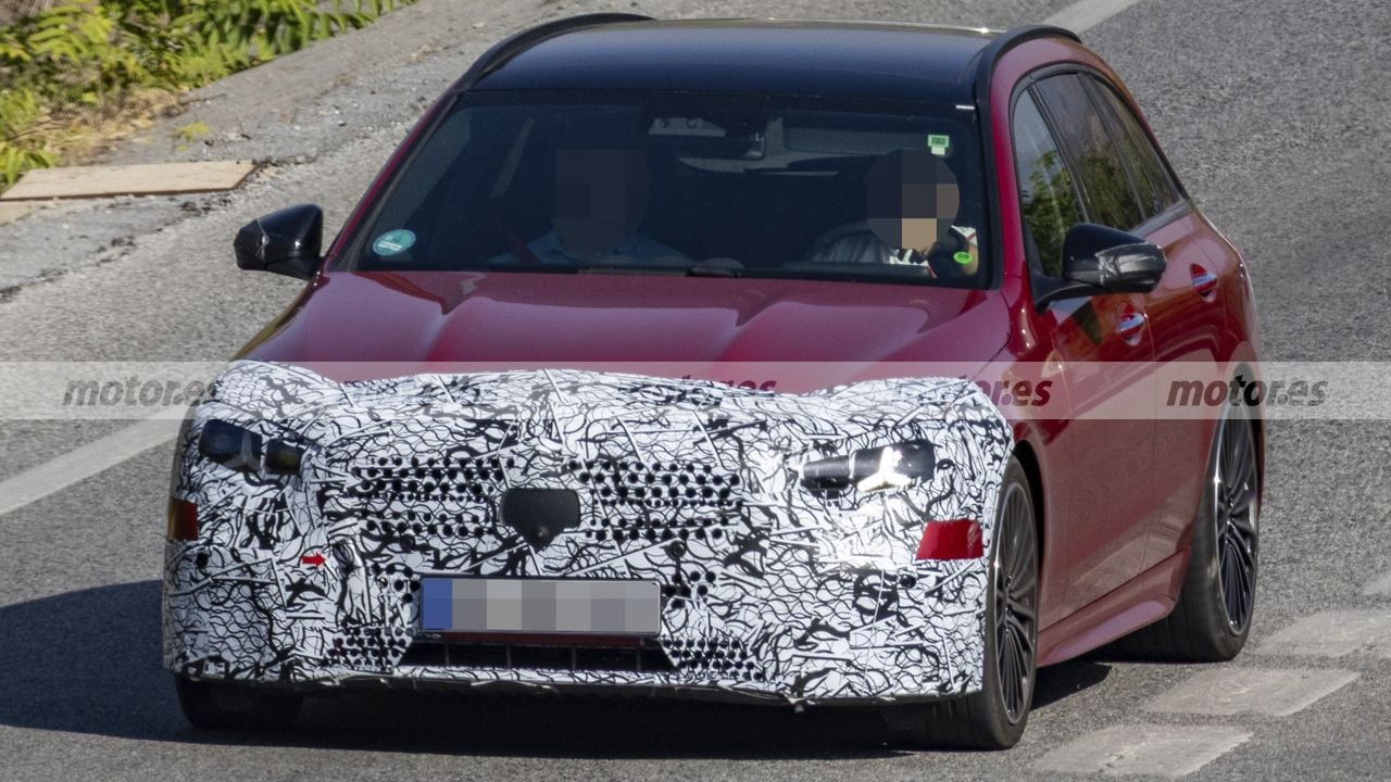 Mercedes Clase C 2027 con dettagli tecnologici e design, in attesa della presentazione
