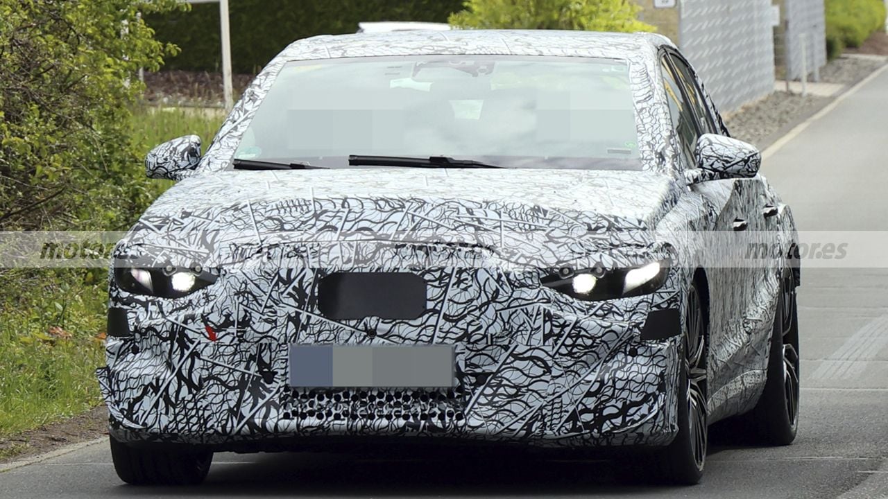 El Mercedes Clase E eléctrico de AMG será un misil de 1.000 CV, pero estas fotos espía revelan que todavía hay mucho trabajo por delante