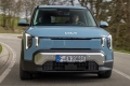 KIA mete al EV2 de lleno en territorio Renault 4: 5.300 € menos y más de 300 km para complicarle mucho la vida