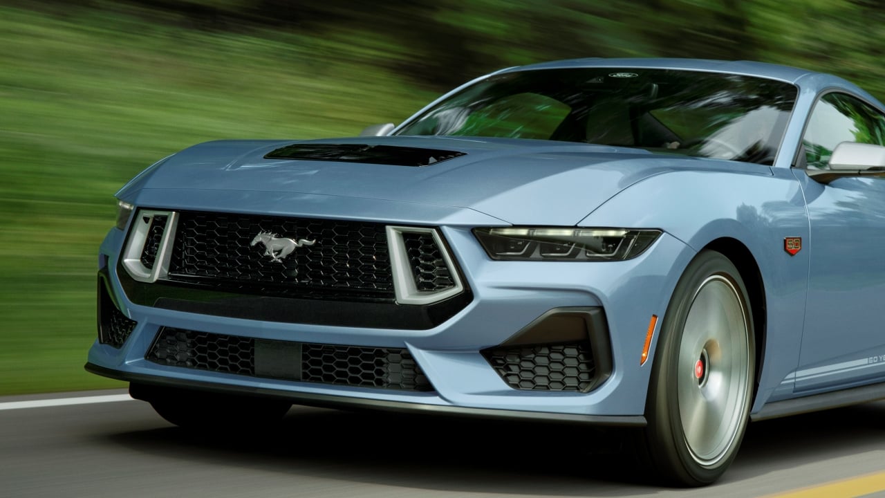 Ford mostra il prototipo della Mustang Mach 4, una berlina sportiva a quattro porte con design elegante e prestazioni elevate, immagine di approfondimento