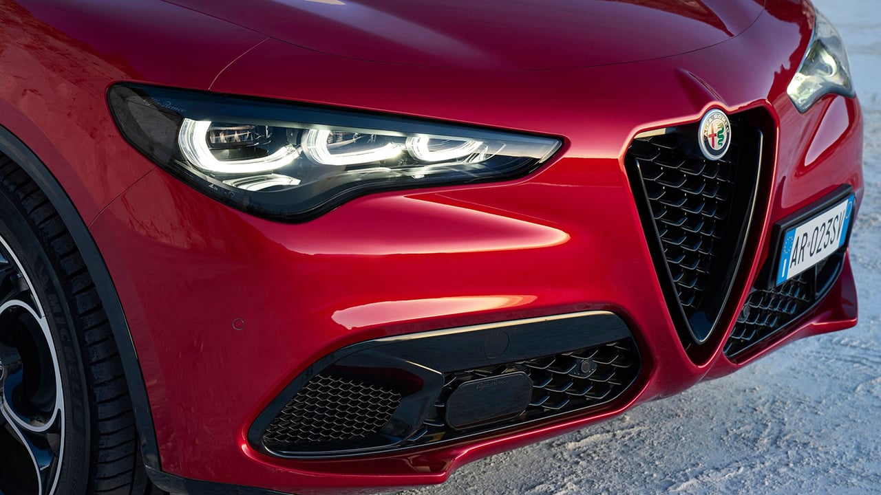 SUV Alfa Romeo Stelvio in offerta con sconto di 18.000 €, design moderno e prestazioni dinamiche