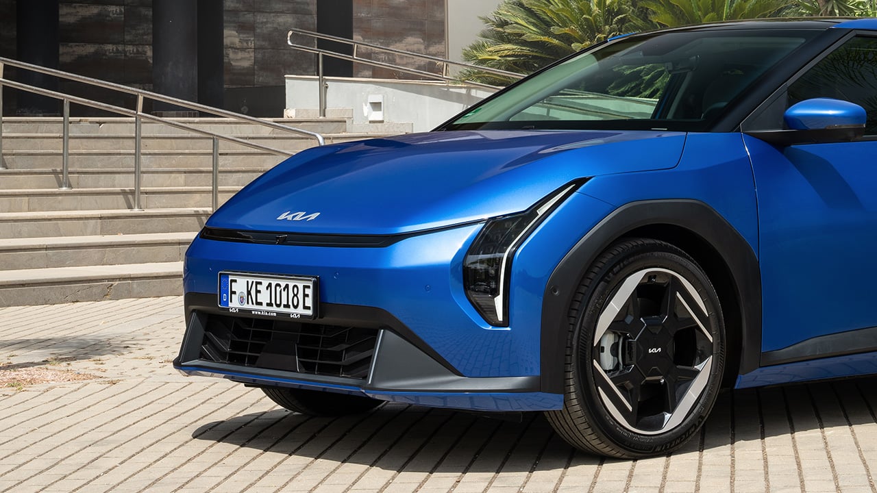 KIA EV4 in offerta con autonomia 440 km e maletero spazioso