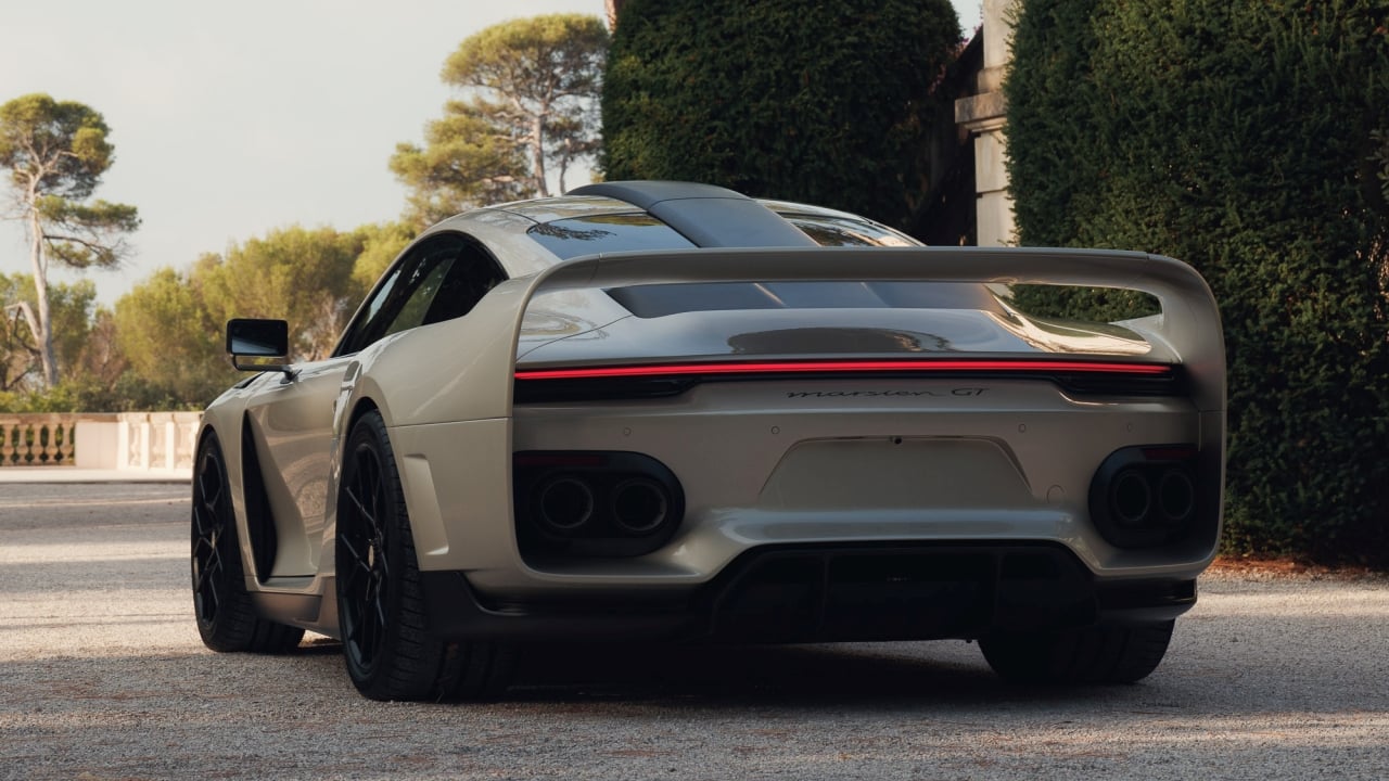 Un'auto sportiva con design estremo e tecnologia avanzata, ispirata al Porsche 911, esposta a Pebble Beach
