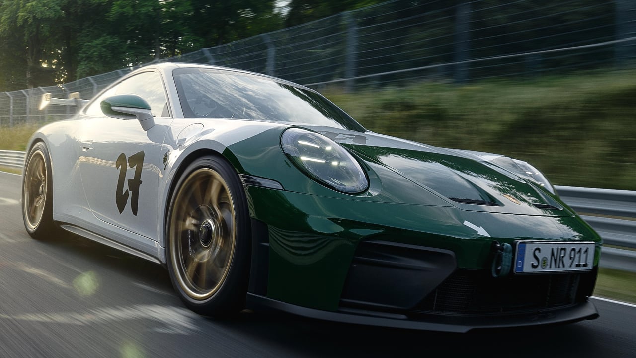 Un 911 GT3 con dettagli ispirati al Nürburgring, colori verdi e dettagli sportivi, in un’auto di lusso