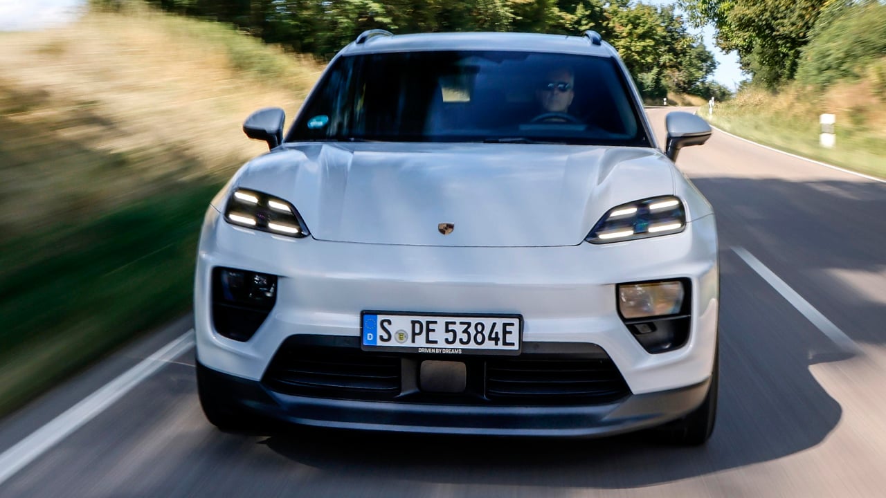 Un SUV elettrico di Porsche con accessori aggiuntivi e un pacchetto di risparmio, in un'auto di lusso