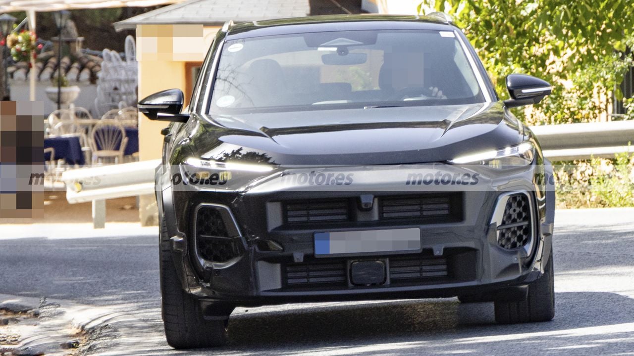 Un SUV di Porsche camuffato come Audi Q5 mostra modifiche al frontale, segno di un nuovo modello in sviluppo