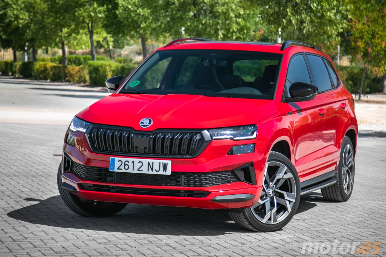 Un SUV di media grandezza con finiture ben fatte e spazio sufficiente, ma con un consumo elevato e mancanza di versioni ibride