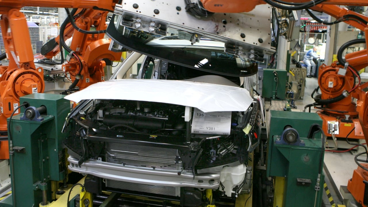 Tecnici cinesi in un'azienda automobilistica, mostrano un veicolo con funzionalità di sicurezza avanzate