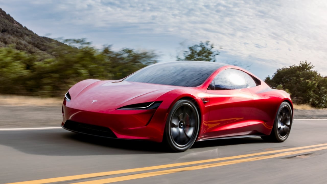«Tesla necesita inyectar energía y emoción a los coches», el Tesla Roadster apunta a presentarse... ¡volando con cohetes!