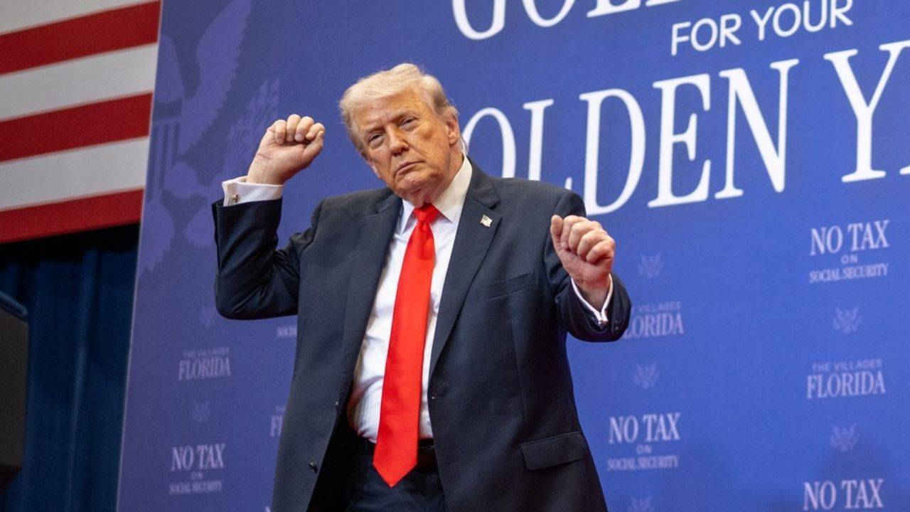 Trump critica i proprietari di auto elettriche, sottolineando la bassa quota di mercato e la dipendenza dal petrolio