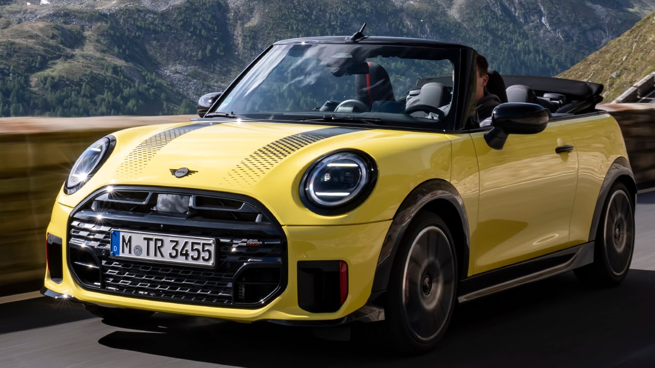 El MINI John Cooper Works Cabrio demuestra que todavía quedan deportivos de 231 CV con cuatro plazas y techo de lona
