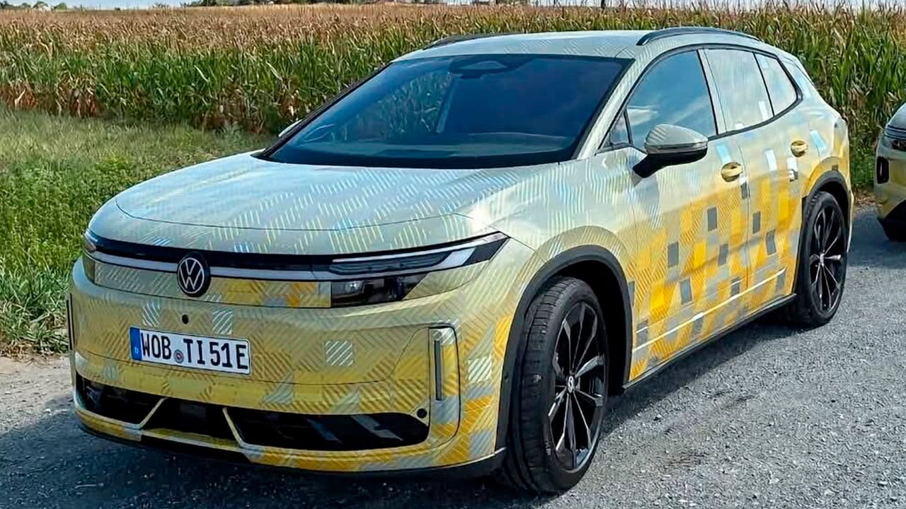 Adiós al ID.4: la primera imagen real del Tiguan eléctrico revela un diseño que no se parece en nada a su antecesor