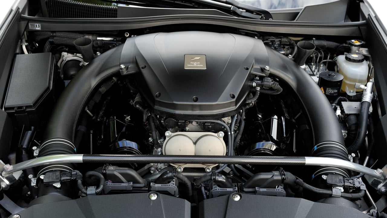 Un motore in miniatura del Lexus LFA, con dettagli di alta precisione e 1834 pezzi, riproduce il suono e la potenza del V10