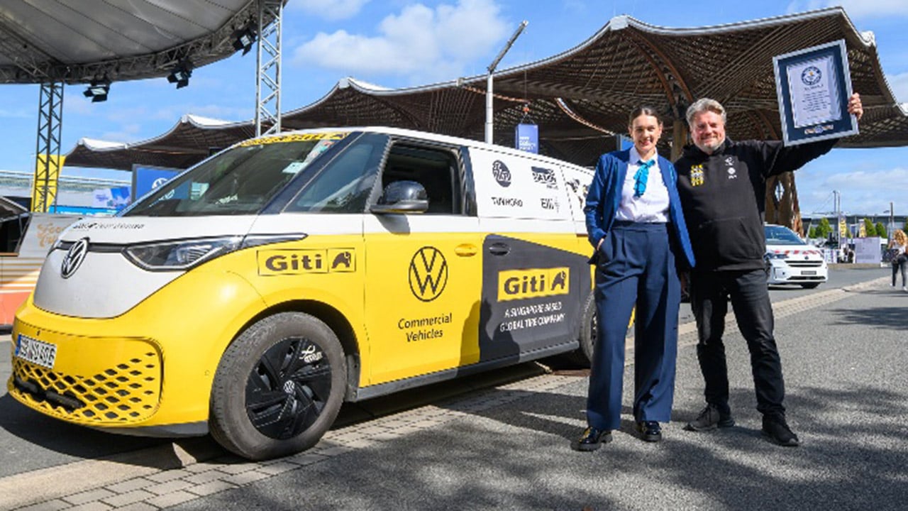 100.000 km por 92 países sin una avería en un ID. Buzz, y una profecía: «La combustión será como el coche de caballos»