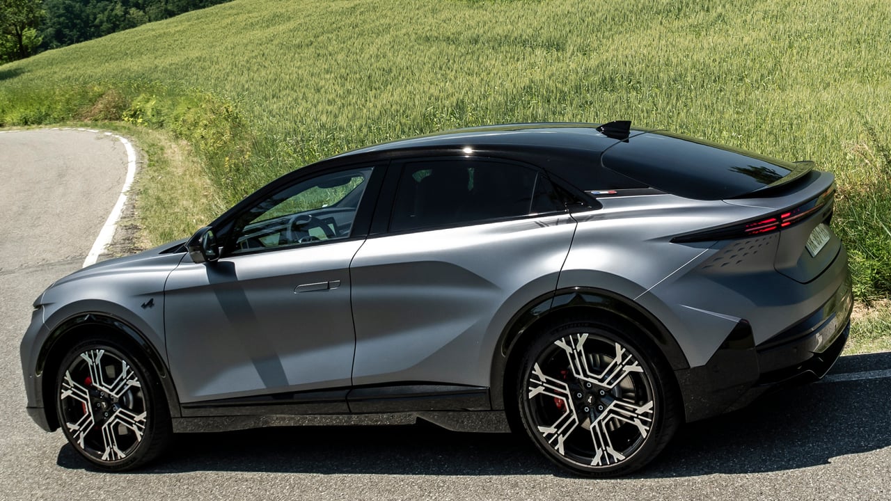 Alpine A390 si scontra con la realtà, Renault dimezza la produzione del SUV elettrico di lusso