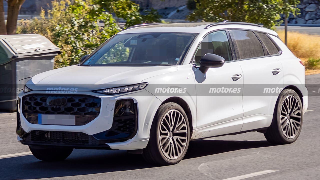 Un SUV Audi con design sportivo e sistema di scarico a quattro uscite, in prova su strada