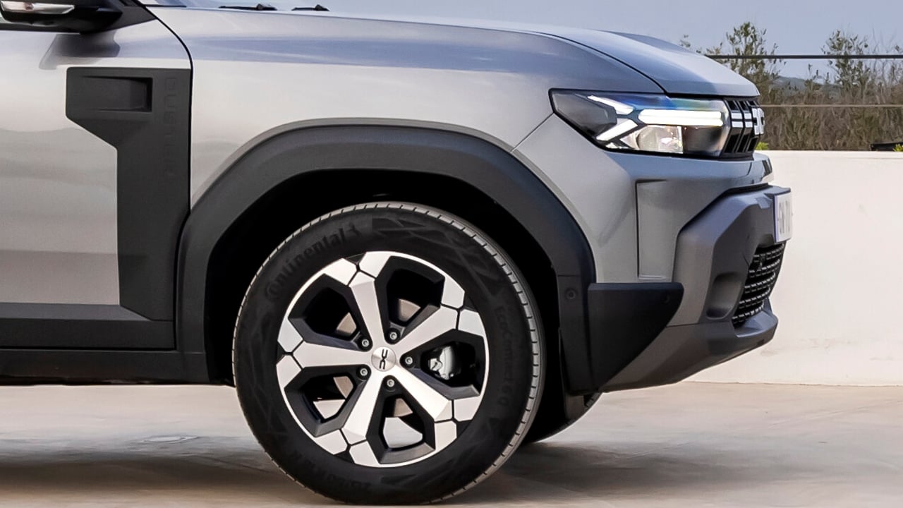 Dacia Duster in fase di restyling, con modifiche esterne e interne per migliorare il comfort e l'equipaggiamento
