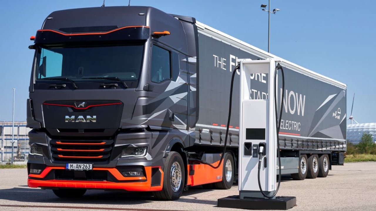 El diésel sube un 30% y el camión eléctrico llega sin red en España