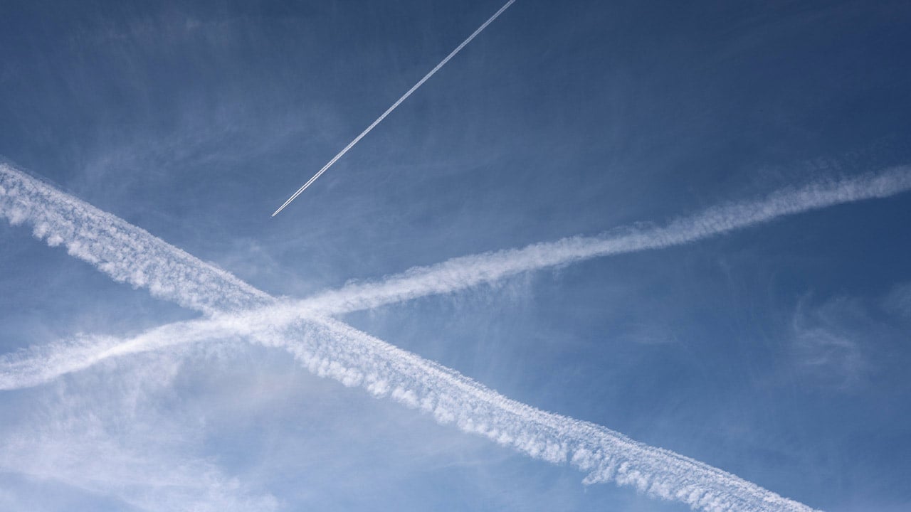 Las estelas de los aviones sí calientan el planeta, pero no como crees: la ciencia contra el mito de las redes