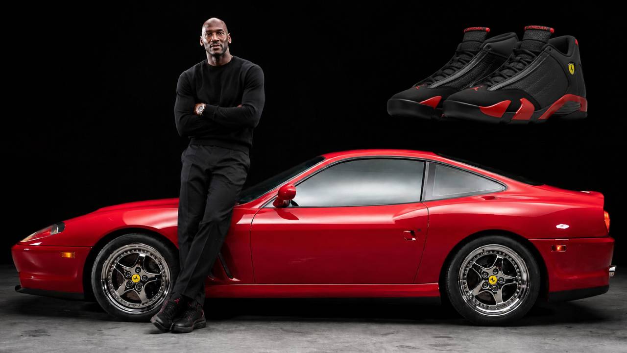 Un Ferrari 550 Maranello personalizzato di Michael Jordan esposto in una galleria a New York, insieme a una sua maglia da basket