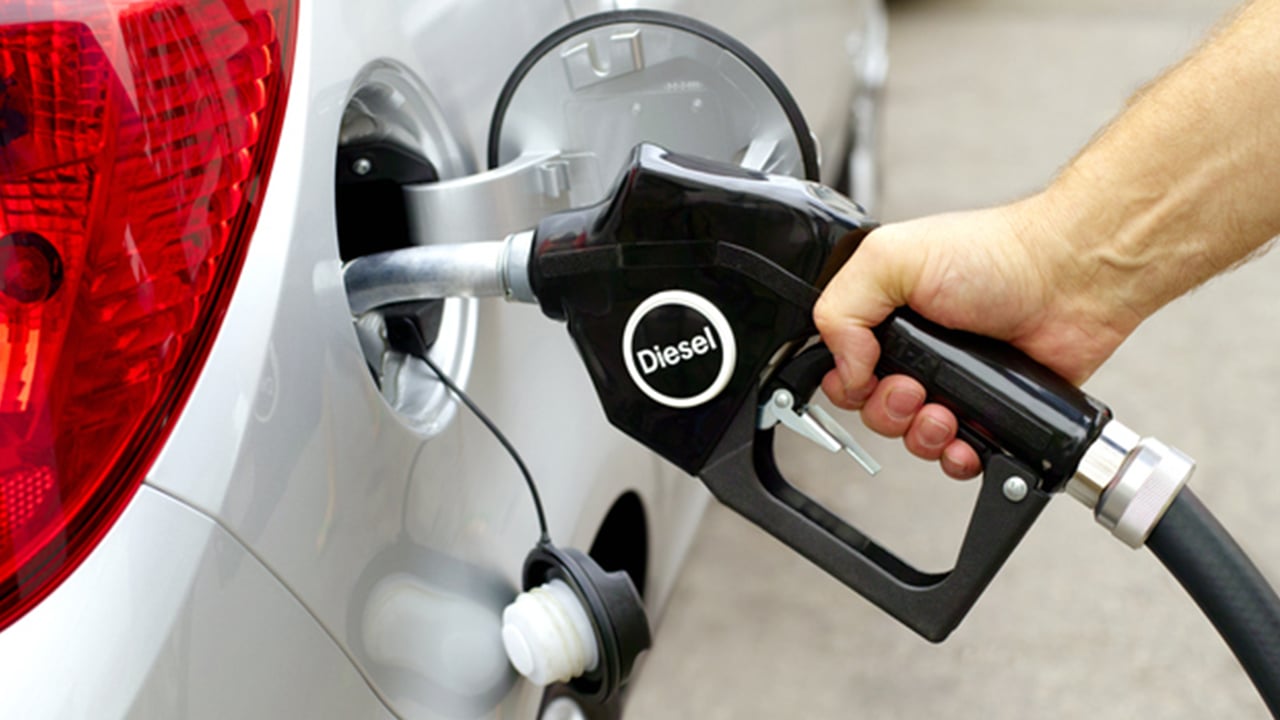 El Gobierno rescata el descuento al combustible: 20 céntimos de rebaja sobre el litro de gasolina y diésel