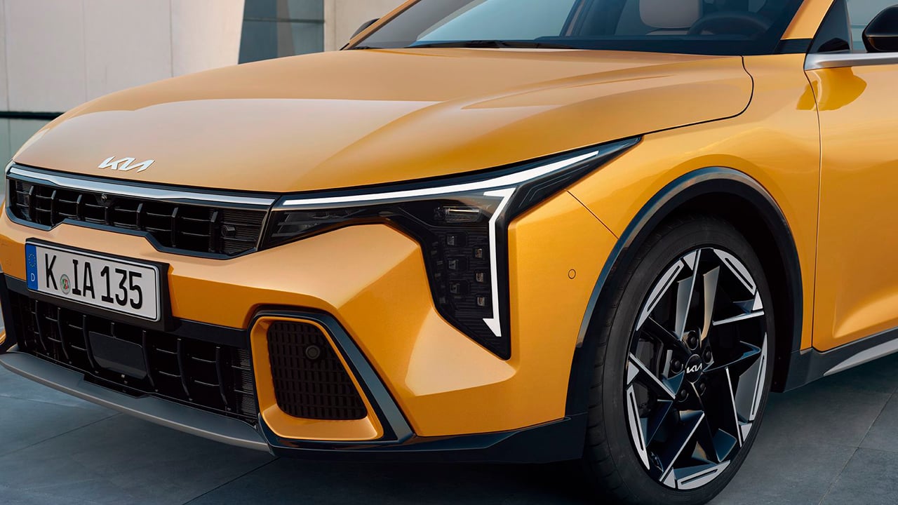 KIA K4 ibrido in competizione con Corolla e Golf, con interni tecnologici e spazio interno