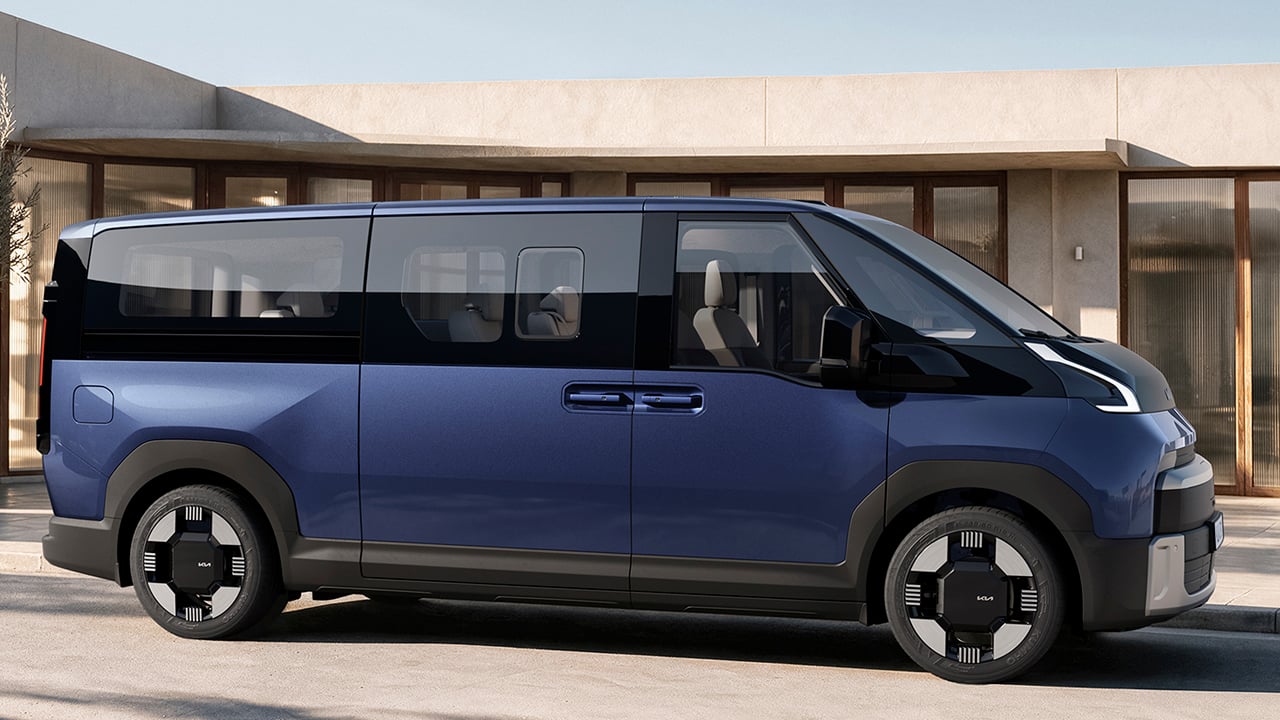 Kia PV7, oficial: 9 plazas, 460 km y lo que ninguna furgoneta eléctrica ofrecía hasta hoy, 800 voltios